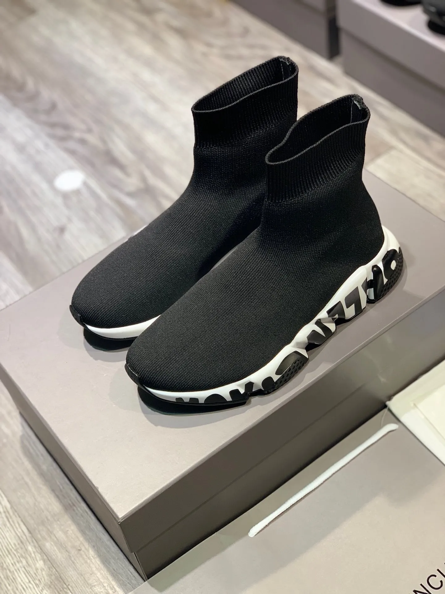 👟👟Ex-factory price 420👟👟 [Ready stock top version vacuum outsole] Balenciaga 👣Size: 35 36 37 38 39 40 41 42 43 44 45 [Socks in original packaging delivered] 🔥Balenciaga's "Speed" High-top sock-style sneakers are instantly recognizable and have ever-lasting popularity. This item is made in Italy from stretch knitted fabric. The rubber sole has excellent elasticity. Only half of the brand name printed on it is visible. Compared with the previous exaggerated and eye-catching style, it has a sense of "half-covering the face as if holding a pipa", and the brand's ingenuity in innovating the logo printing trend can also be seen.